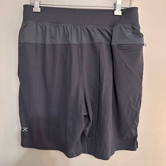 Lululemon T.H.E. Short 9" *Pique Mesh size medium - Picture 3 of 8